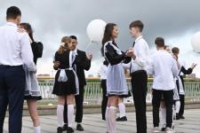 Тюменские выпускники станцевали вальс на набережной города