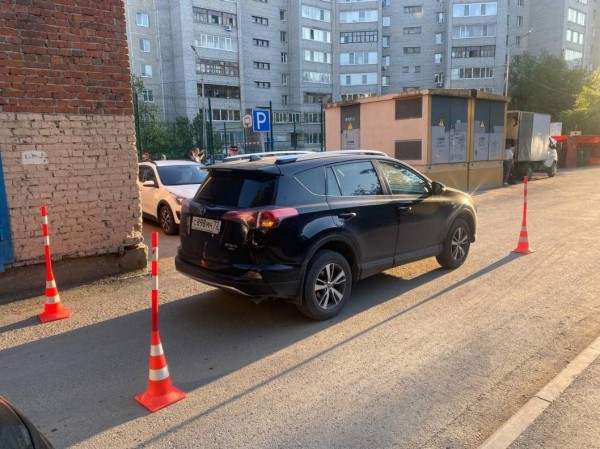 В Тюмени во дворе дома иномарка сбила девятилетнюю девочку