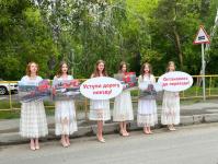 Дефиле на железнодорожном переезде Винзили устроили тюменские модели