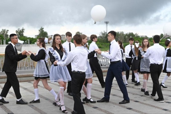 Тюменские выпускники станцевали вальс на набережной города