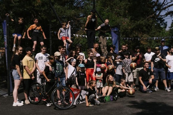 В Тюмени в сквере "Сосновый" открыли летний сезон играми ГТО