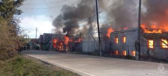 Три дома и надворные постройки горят в деревне Дударева Тюменского района 