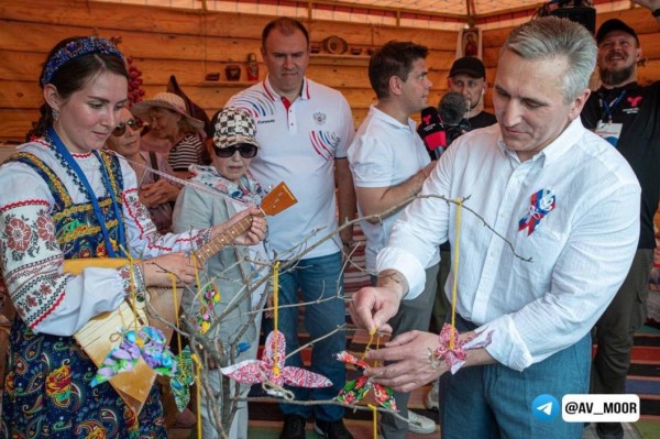 Александр Моор: на фестивале "Мост дружбы" можно почувствовать, что такое настоящее сибирское гостеприимство
