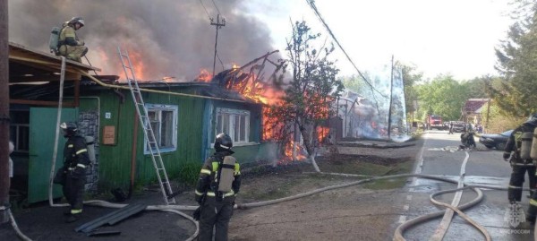 Три дома и надворные постройки горят в деревне Дударева Тюменского района 