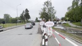 Дефиле на железнодорожном переезде Винзили устроили тюменские модели