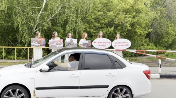 Дефиле на железнодорожном переезде Винзили устроили тюменские модели