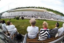 Тюменские выпускники станцевали вальс на набережной города