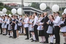 Тюменские выпускники станцевали вальс на набережной города