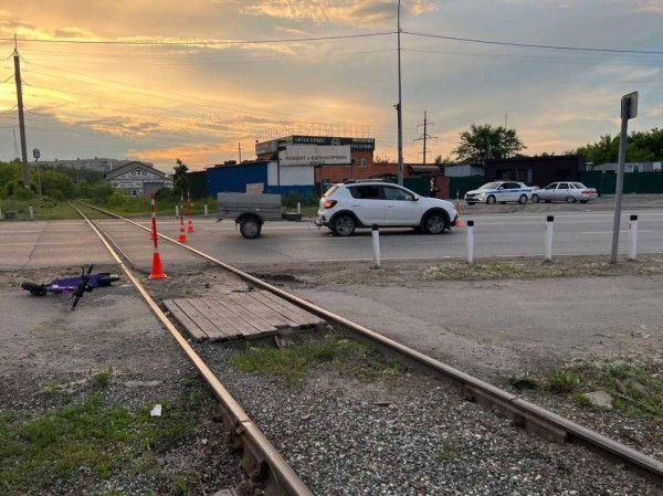 Девушка на электросамокате пострадала в результате столкновения с  Renault  в Тюмени 