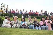 Тюменские выпускники станцевали вальс на набережной города