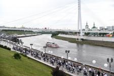 Тюменские выпускники станцевали вальс на набережной города