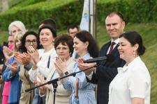 Тюменские выпускники станцевали вальс на набережной города