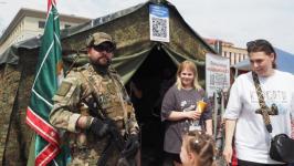 Тюменские казаки учили плести масксети и делать окопные свечи на фестивале "Мост дружбы" Тюменские казаки учили плести масксети и делать окопные свечи на фестивале "Мост дружбы"