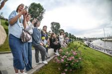 Тюменские выпускники станцевали вальс на набережной города