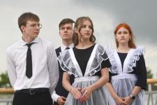 Тюменские выпускники станцевали вальс на набережной города