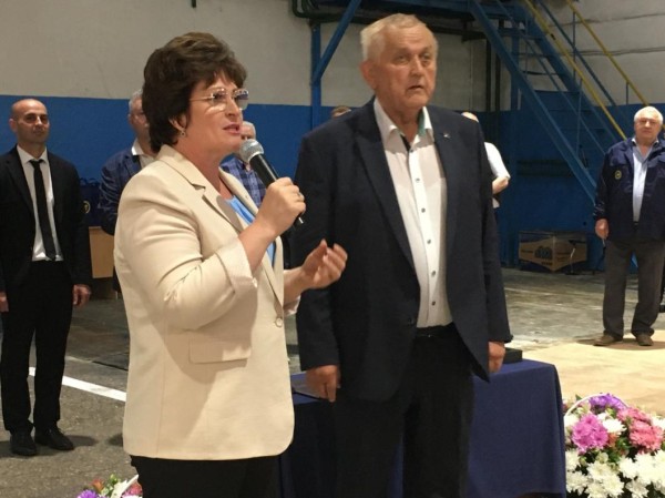 Светлана Иванова вручила знак "За заслуги перед городом Тюменью" бессменному директору аккумуляторного завода