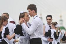 Тюменские выпускники станцевали вальс на набережной города