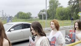 Дефиле на железнодорожном переезде Винзили устроили тюменские модели