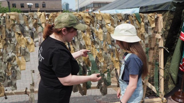 Тюменские казаки учили плести масксети и делать окопные свечи на фестивале "Мост дружбы" Тюменские казаки учили плести масксети и делать окопные свечи на фестивале "Мост дружбы"