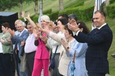 Тюменские выпускники станцевали вальс на набережной города