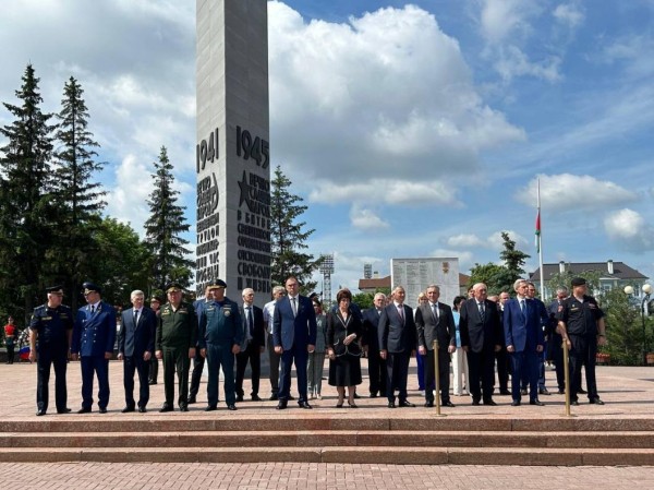 Александр Моор возложил цветы к Вечному огню 