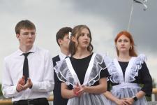 Тюменские выпускники станцевали вальс на набережной города