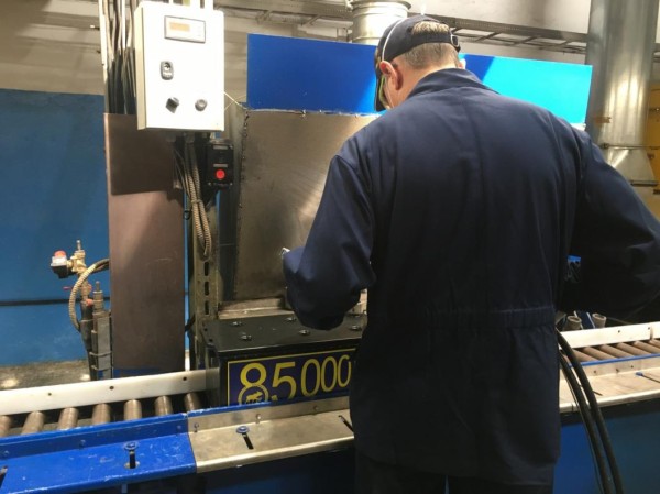 Светлана Иванова вручила знак "За заслуги перед городом Тюменью" бессменному директору аккумуляторного завода