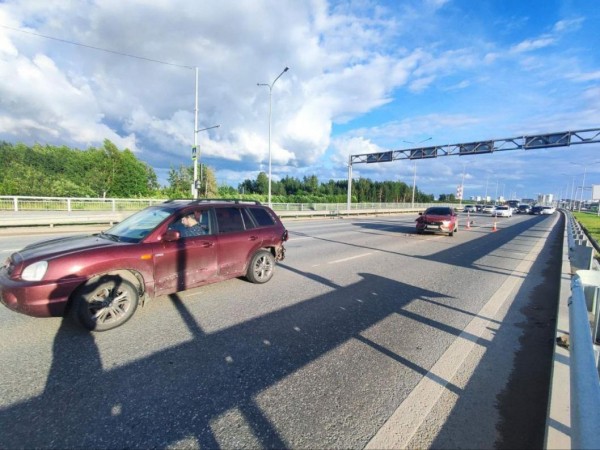 Водитель и ребёнок получили ушибы в аварии на улице Мельникайте в Тюмени