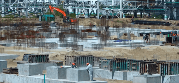 Подготовка к монтажу колонн главной эстакады нового завода идет в Тобольске 