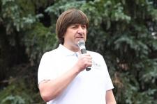 Более 200 авто стартовали в колоне Парада красных машин в Тюмени