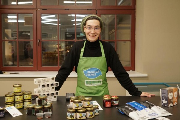 Александр Моор поздравил работников торговли и ветеранов отрасли с профессиональным праздником 