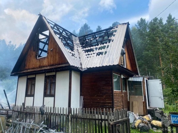 В Тюменском районе загорелся дачный дом В Тюменском районе загорелся дачный дом