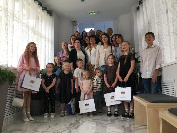 Многодетные тюменцы поделились со Светланой Ивановой секретами семейного счастья