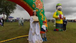 Подворья девяти районов Тюменской области принимают гостей на Сабантуе в парке Заречный