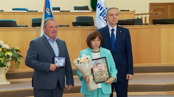 Отцам героев СВО вручили медали "Отец солдата"