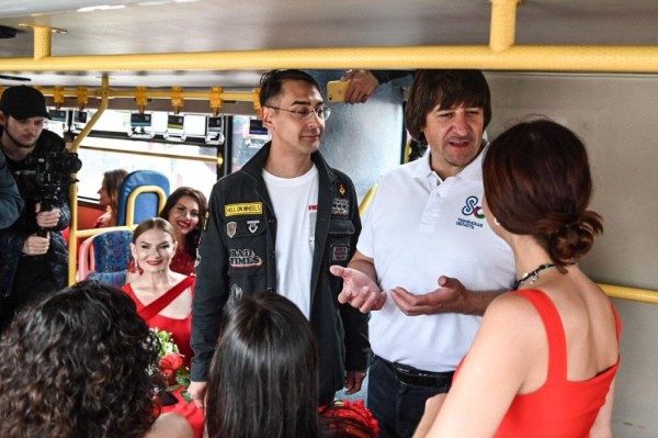 Более 200 авто стартовали в колоне Парада красных машин в Тюмени