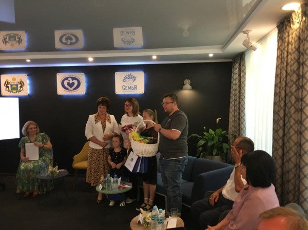 Многодетные тюменцы поделились со Светланой Ивановой секретами семейного счастья