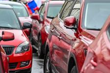 Более 200 авто стартовали в колоне Парада красных машин в Тюмени