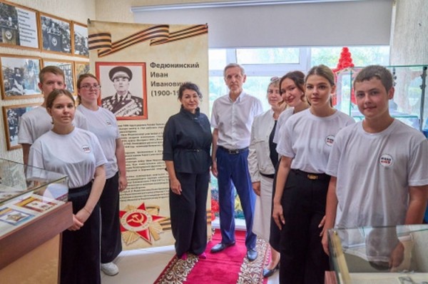 Портрет Ивана Федюнинского украсил стену школы в Тюмени