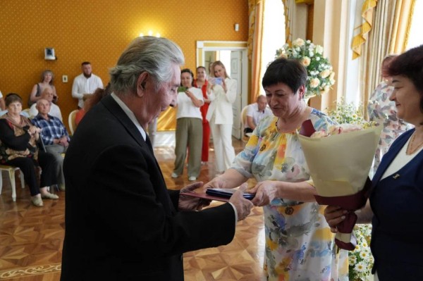 Семьи из Тюмени и Тюменского района наградили медалями "За любовь и верность"