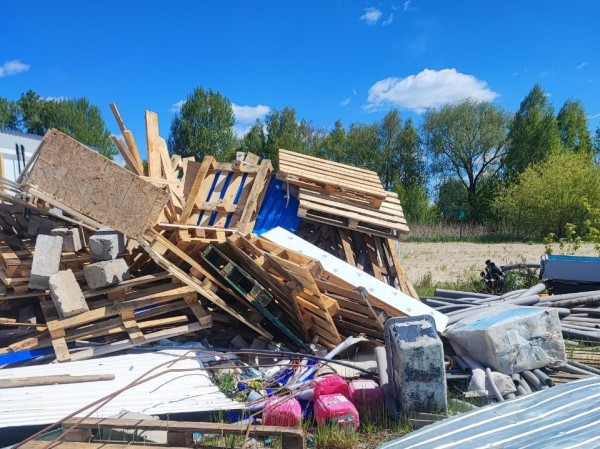 Тюменское предприятие по производству мороженого наказали за свалку отходов
