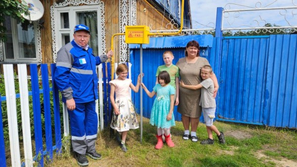 Многодетной семье Семакиных провели газ и подарили плиту ко Дню семьи