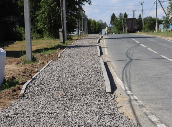 В Нижней Тавде строят тротуар вдоль главной улицы села