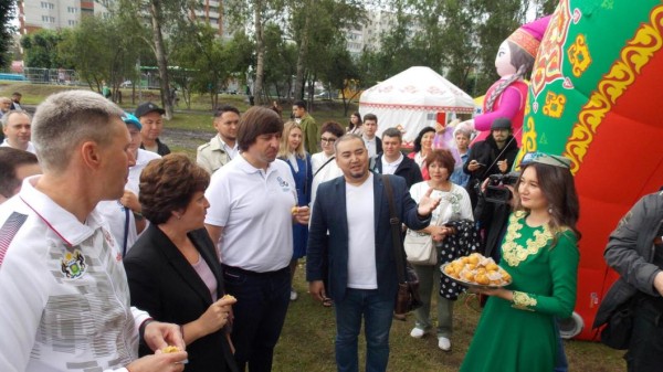 Подворья девяти районов Тюменской области принимают гостей на Сабантуе в парке Заречный