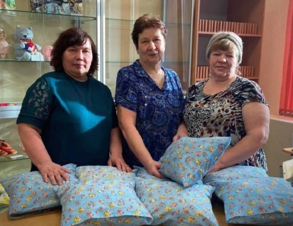 Ялуторовские мастерицы изготавливают подушки для бойцов СВО