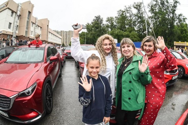 Более 200 авто стартовали в колоне Парада красных машин в Тюмени