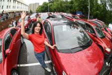 Более 200 авто стартовали в колоне Парада красных машин в Тюмени