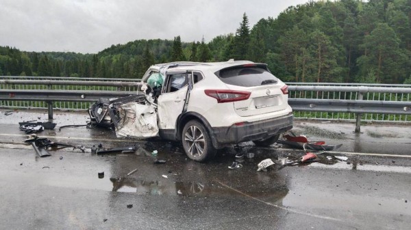 На месте столкновения автомобиля и большегруза под Тобольском ограничено движение