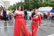 Более 200 авто стартовали в колоне Парада красных машин в Тюмени