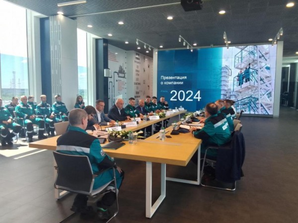 Министр энергетики Российской Федерации Сергей Цивилев работает в Тобольске